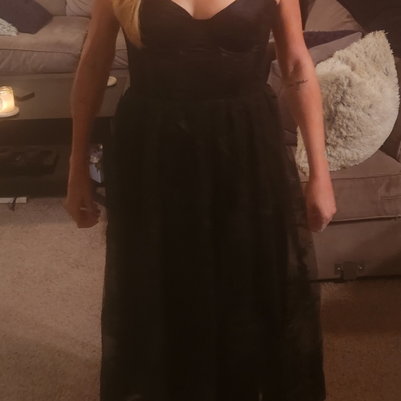 Lulu's "My darling black lace bustier midi dress" - Picture 5 of 9